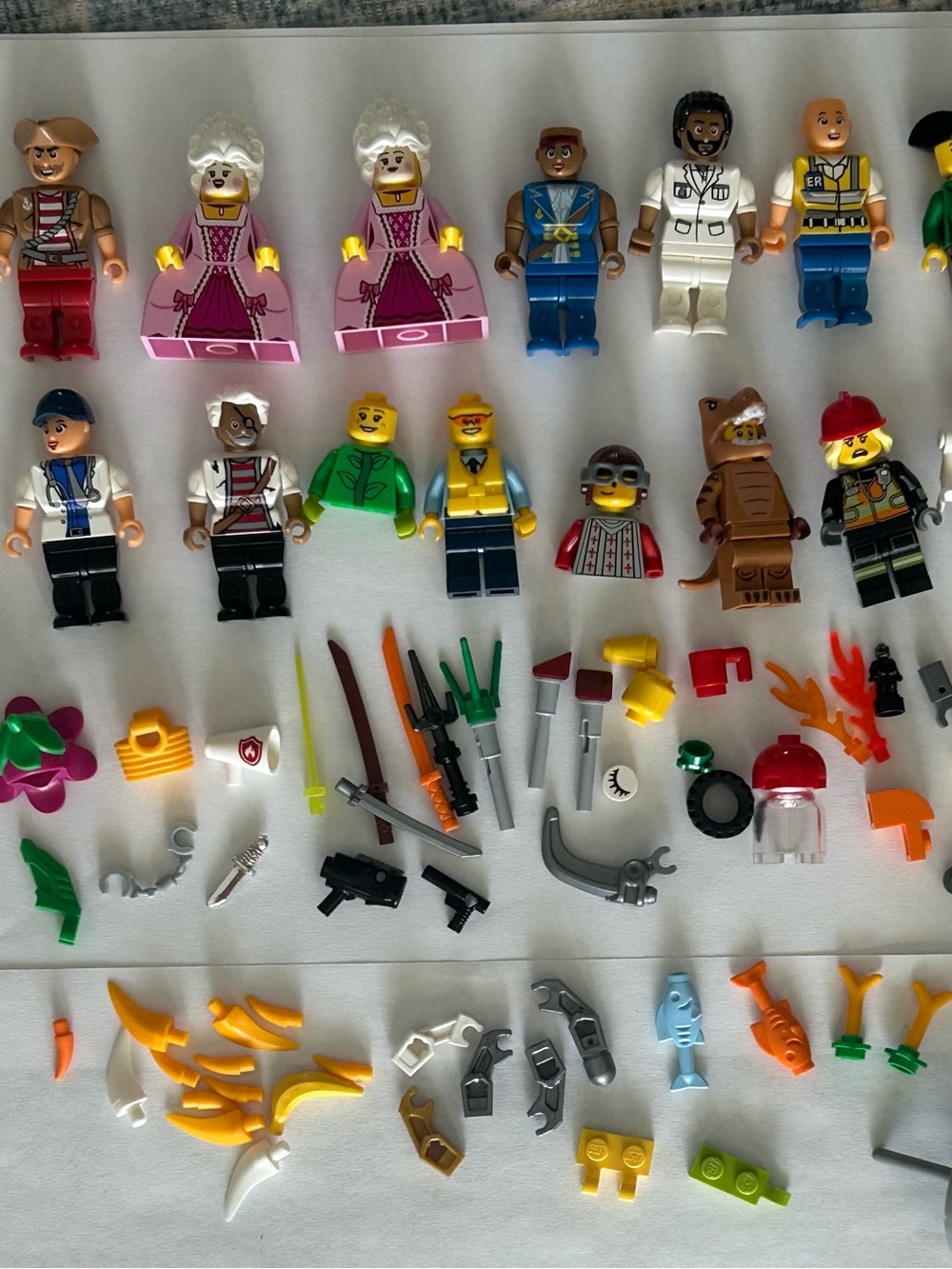Lot of 15 Lego Minifigures + Accessories